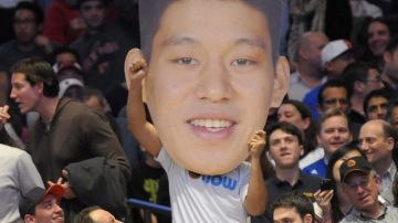 Un fanático sostiene una imagen de Lin durante el juego del miércoles ante los Kings.