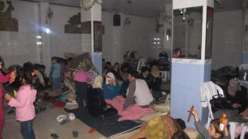 Familias  sirias buscan refugio de los bombardeos de las  fuerzas gubernamentales, en el barrio de Baba Amr en la provincia de  Homs.