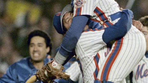 Gary Carter es alzado en brazos al ganar los Mets la Serie Mundial de 1986.