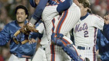 Gary Carter es alzado en brazos al ganar los Mets la Serie Mundial de 1986.