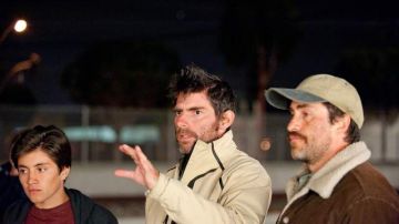 El Director Chris Weitz (c), en el set con los actores Jose Julian (izq.) y Demián Bichir durante la filmacion de 'A Better Life'.