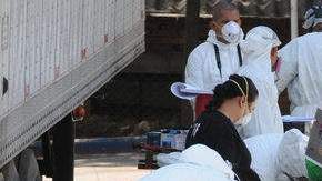 Médicos forenses examinan los cuerpos de los prisioneros fallecidos antes de entregarlos a sus familiares en Tegucigalpa, Honduras.