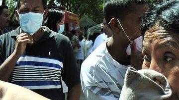 Familiares esperaban ayer los cuerpos de los reos que murieron en la Granja Penal de Comayagua,  en Tegucigalpa.