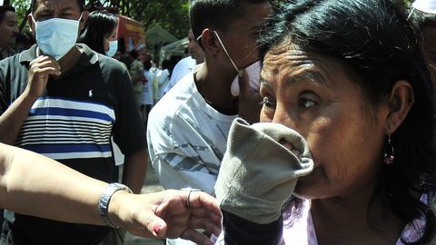 Familiares esperaban ayer los cuerpos de los reos que murieron en la Granja Penal de Comayagua,  en Tegucigalpa.