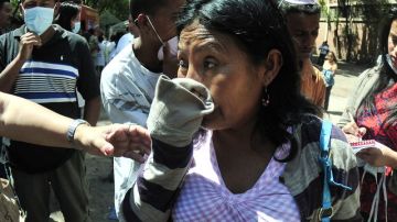 Familiares esperaban ayer los cuerpos de los reos que murieron en la Granja Penal de Comayagua,  en Tegucigalpa.