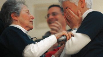 Una pareja llora de emoción ayer al aprobarse en la Asamblea Legislativa de Trenton los matrimonios gay en Nueva Jersey.