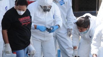 Médicos forenses examinan los cuerpos de los reos antes de entregarlos a sus familiares en Tegucigalpa.