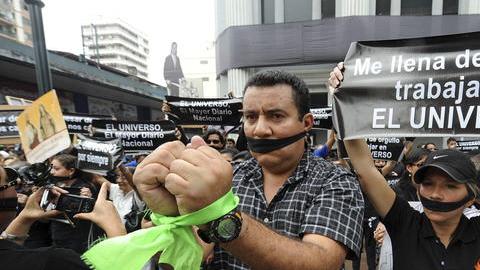 Empleados de El Universo participaron ayer en una  manifestación  contra la condena a sus tres principales directivos y un exeditorialista.