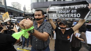 Empleados de El Universo participaron ayer en una  manifestación  contra la condena a sus tres principales directivos y un exeditorialista.