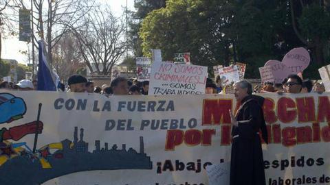 Marchan cientos contra los despidos de trabajadores inmigrantes a causa de las auditorías del Servicio de Migración y Aduanas.
