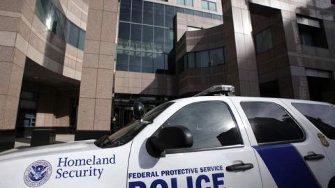 Una patrulla de Homeland Security es evidencia de la investigación interna en el edificio federal para identificar las causas del siniestro.