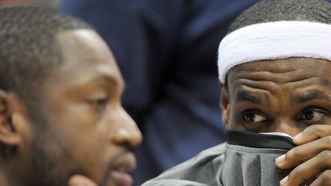 El jugador LeBron James (d) de los Heat de Miami habla con su compañero Dwyane Wade.