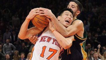 El jugador venezolano de los Hornets Greivis Vásquez (der.) comete falta sobre Jeremy Lin (izq.) de los Knicks, durante el partido de anteanoche.