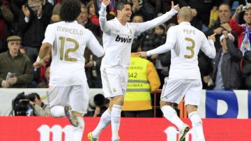 'Pepe' (der.) y Marcelo Vieira felicitan a Cristiano Ronaldo tras marcar el primer gol del partido de la vigésimo cuarta fecha.
