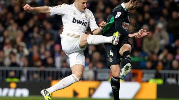 El francés Karim Benzema (izq.), de Real Madrid, en disputa con Alvaro González, del Racing Santander.