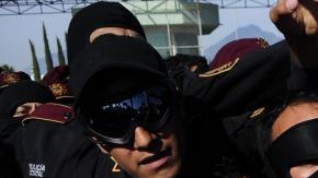 Policías estatales intentan contener a los familiares de reos del penal de Apodaca, en la zona metropolitana de Monterrey, México.