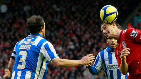 Andy Carroll anotó el cuarto gol de Liverpool ante Brighton.