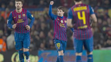 Lionel Messi (centro) celebra el primer gol de su cosecha, en el encuentro que Barcelona apaleó sin contemplaciones 5-1 al Valencia.