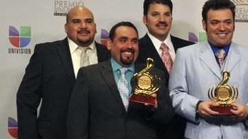 La agrupación Intocable posó el pasado jueves con el galardón Álbum del Año, 'Intocable 2011', durante la ceremonia de entrega de Premios Lo Nuestro que se celebró en Miami.
