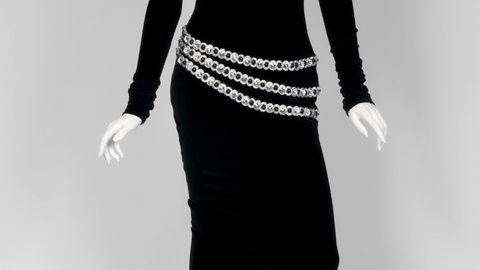 El vestido negro de terciopelo que lució en la película "El Guardaespaldas" tienen un valor incial de $1,000.