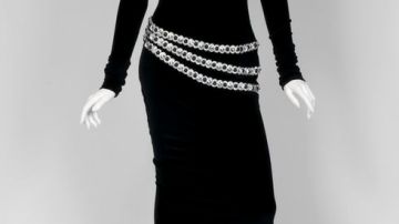 El vestido negro de terciopelo que lució en la película "El Guardaespaldas" tienen un valor incial de $1,000.