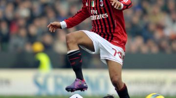 Marco Parolo, del Cesena, se barre  para anular el avance   de Robinho. El Milan se impuso por 3-1  y el brasileño marcó uno de los goles.