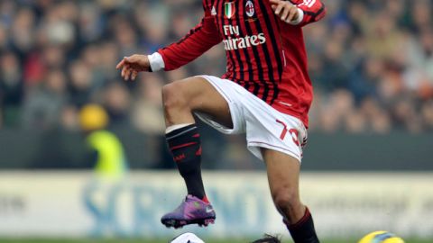 Marco Parolo, del Cesena, se barre para anular el avance de Robinho. El Milan se impuso por 3-1 y el brasileño marcó uno de los goles.