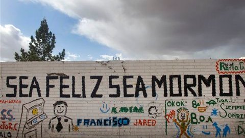 Las posturas de Mitt Romney en contra de los inmigrantes han provocado que sus hermanos en la fe luchen para que él no salga electo.
