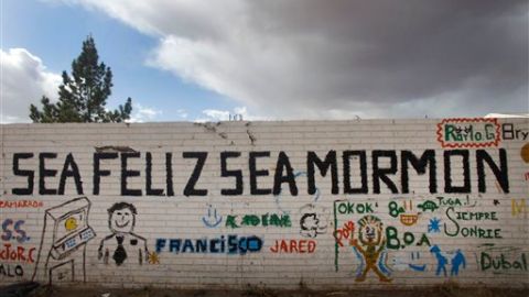Las posturas de Mitt Romney en contra de los inmigrantes han provocado que sus hermanos en la fe luchen para que él no salga electo.