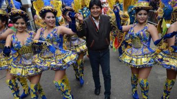El presidente Evo Morales baila durante el Canava de Bolivia.