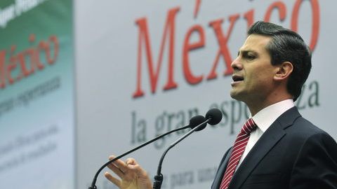 El político mexicano Enrique Peña Nieto cuando presentaba su libro 'México la gran esperanza'.