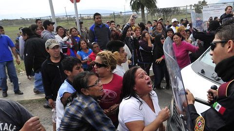 Familiares de los presos claman desesperados información sobre lo sucedido.