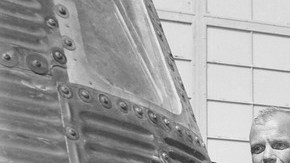 Foto de archivo del 23 de febrero de 1962, muestra al astronauta John Glenn, izq. junto al presidente John F. Kennedy.