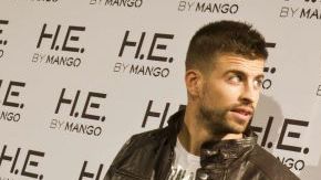 El defensa del Barcelona Gerard Piqué,  posa durante la presentación de una colección de moda masculina primavera-verano.
