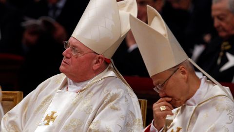 El recién elegido Cardenal de Nueva York Timothy Michael Dolan (izq.)  junto a su  colega, el Cardenal John Tong Hon, de Hong Kong, durante la misa de ayer en Roma.