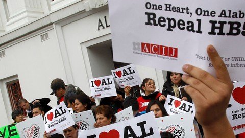 Centenares de personas protestaron el 14 de febrero frente a la corte en Montgomery, Alabama, debido a la nueva ley migratoria que rige en el estado.
