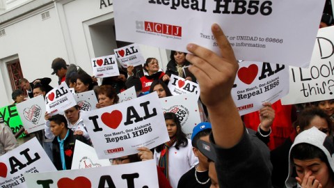 Centenares de personas protestaron el 14 de febrero frente a la corte en Montgomery, Alabama, debido a la nueva ley migratoria que rige en el estado.