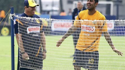 Miguel Herrera es todo sonrisas porque ya ganó en el Azteca y porque recupera al 'Rolfi' Montenegro (der.) para el próximo juego.