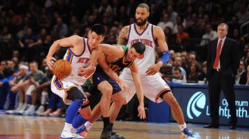 Jeremy Lin (izq.), en acción con el balón durante uno de los partidos con los Knicks.