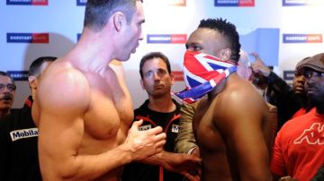 Dereck Chisora (der.), con una bandera británica a modo de máscara, se discute con el actual campeón de los pesos pesados, el ucraniano Vitali Klitschko (izq.), durante el incidente sucedido durante la ceremonia de pesaje.