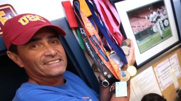 El maestro Art Rodríguez presume sus medallas ganadas en 19 maratones.