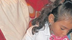 Yarelis Bonilla, 5, abrazada por su hermana Giselle, de siete años de edad.