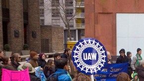 Los estudiantes temen que el proyecto endeudará a la universidad .