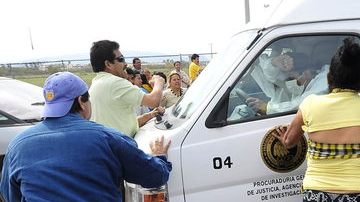Familiares de reos del penal de Apodaca  chocan con la policía tras no obtener información sobre la situación de los reclusos luego del motin del domingo.