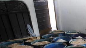 Un soldado mexicano vigila varias toneladas de metanfetaminas halladas hace unas semanas en Tlajomulco, Jalisco.