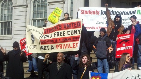 Los manifestantes criticaron a las autoridades de Nueva York y protestaron contra el aumento de $300 en las matrículas aprobado el año pasado.