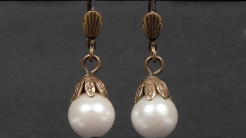 Los aretes que la cantante usó en la película "El Guardaespaldas" y un vestido negro de terciopelo estarán subastándose durante el mes de  marzo.