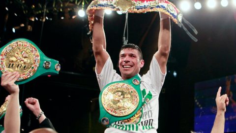 Sergio Martínez celebra con sus dos coronas el triunfo sobre el alemán Sergiy Dzinziruk, ante quien defendió su título de peso mediano.