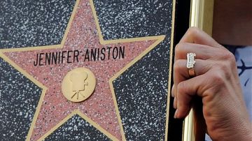 A unos cuantos pasos de donde se desplegó la alfombra roja, Jennifer Aniston recibió su estrella en el Paseo de la Fama de Hollywood.