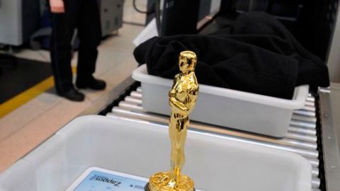 Una de las estatuillas que será entregada en la 84 edición de los Oscar.